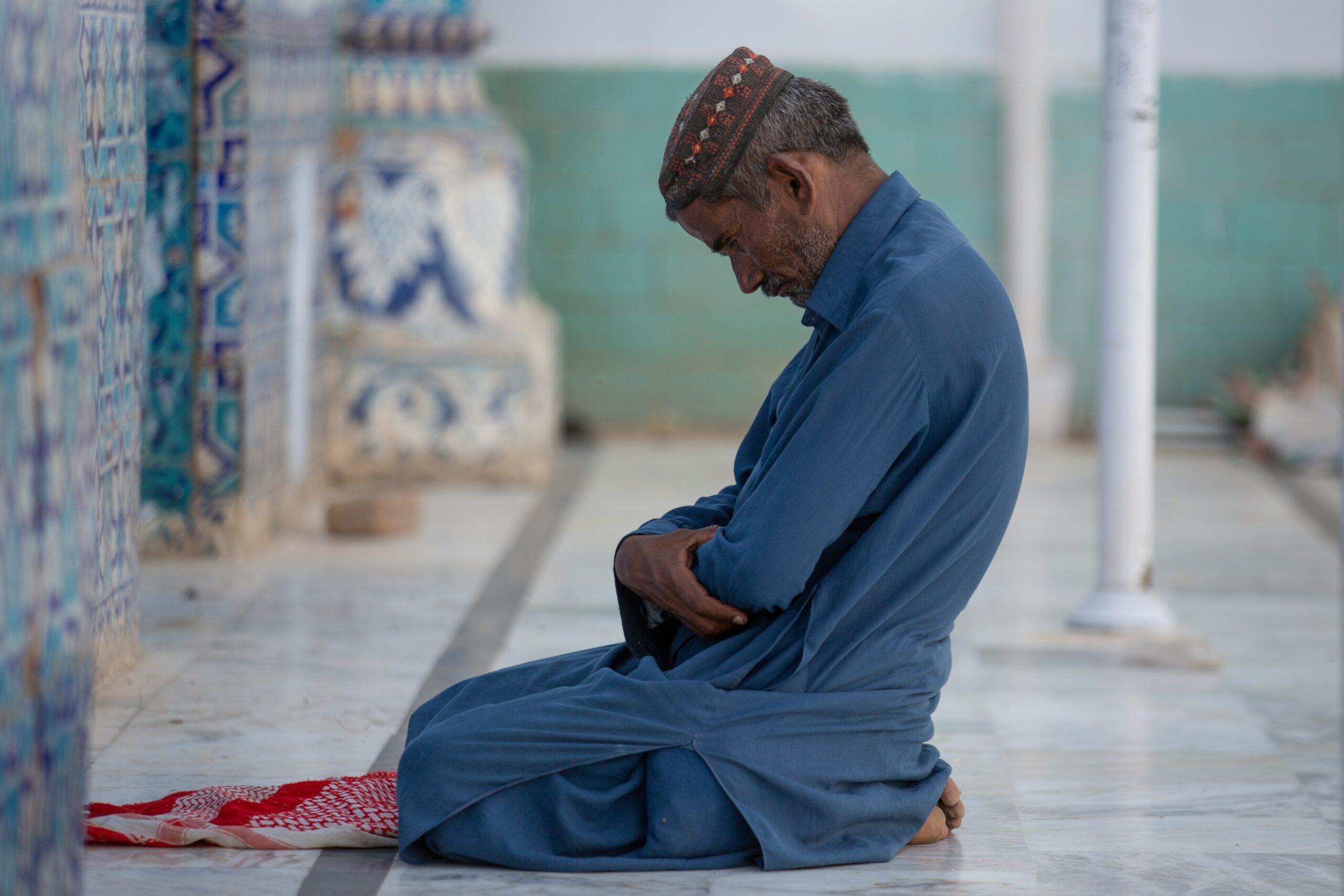 Worshipper at the shrine of Shah Abdul Latif Bhittai in Bhitshah, Sindh, Pakistan